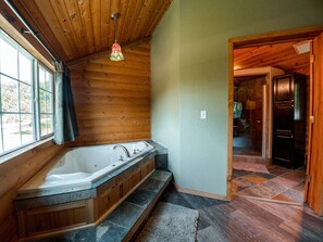 Duschwanne, Haartrockner, Handtücher, Toilettenpapier