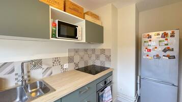 Réfrigérateur, micro-ondes, four, plaque de cuisson