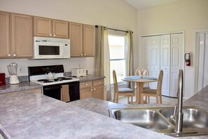 Fridge, microwave, oven, stovetop - Perfect Villa Based 5 Miles from Disney! (kissimmee)
