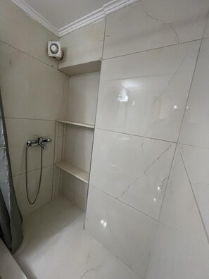 Appartement | Salle de bain | Douche, serviettes fournies