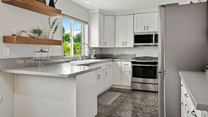 Cafetera y tetera, refrigerador, microondas y horno 