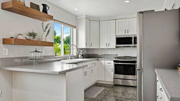 Réfrigérateur, four à micro-ondes, un four, surface de cuisson