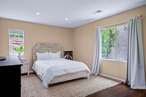 5 bedrooms, in-room safe, desk, iron/ironing board