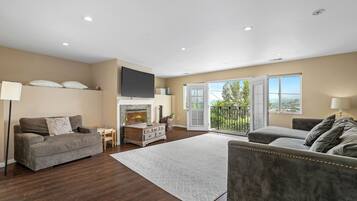 Smart TV, chimenea y monitor de computadora