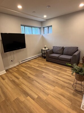 Living area - lovely 1 bedroom apartment in a quiet neighborhood. (Côte Saint-Luc)