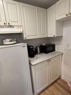 Fridge, coffee/tea maker, electric kettle, toaster - lovely 1 bedroom apartment in a quiet neighborhood. (Côte Saint-Luc)