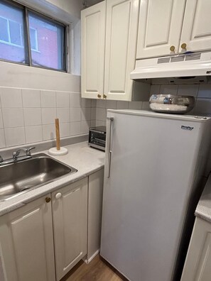 Refrigerador, cafetera/tetera, tetera/pava eléctrica, tostadora
