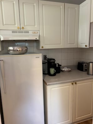 Réfrigérateur, cafetière/bouilloire, bouilloire électrique, grille-pain