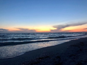 Ubicación cercana a la playa y toallas de playa