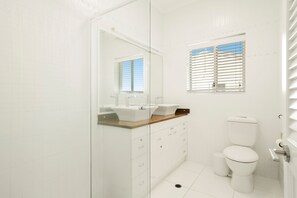 Bathtub - Commodore 7 80 Noosa Parade (Noosa Heads)