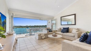 TV - Commodore 7/80 Noosa Parade (Noosa Heads)