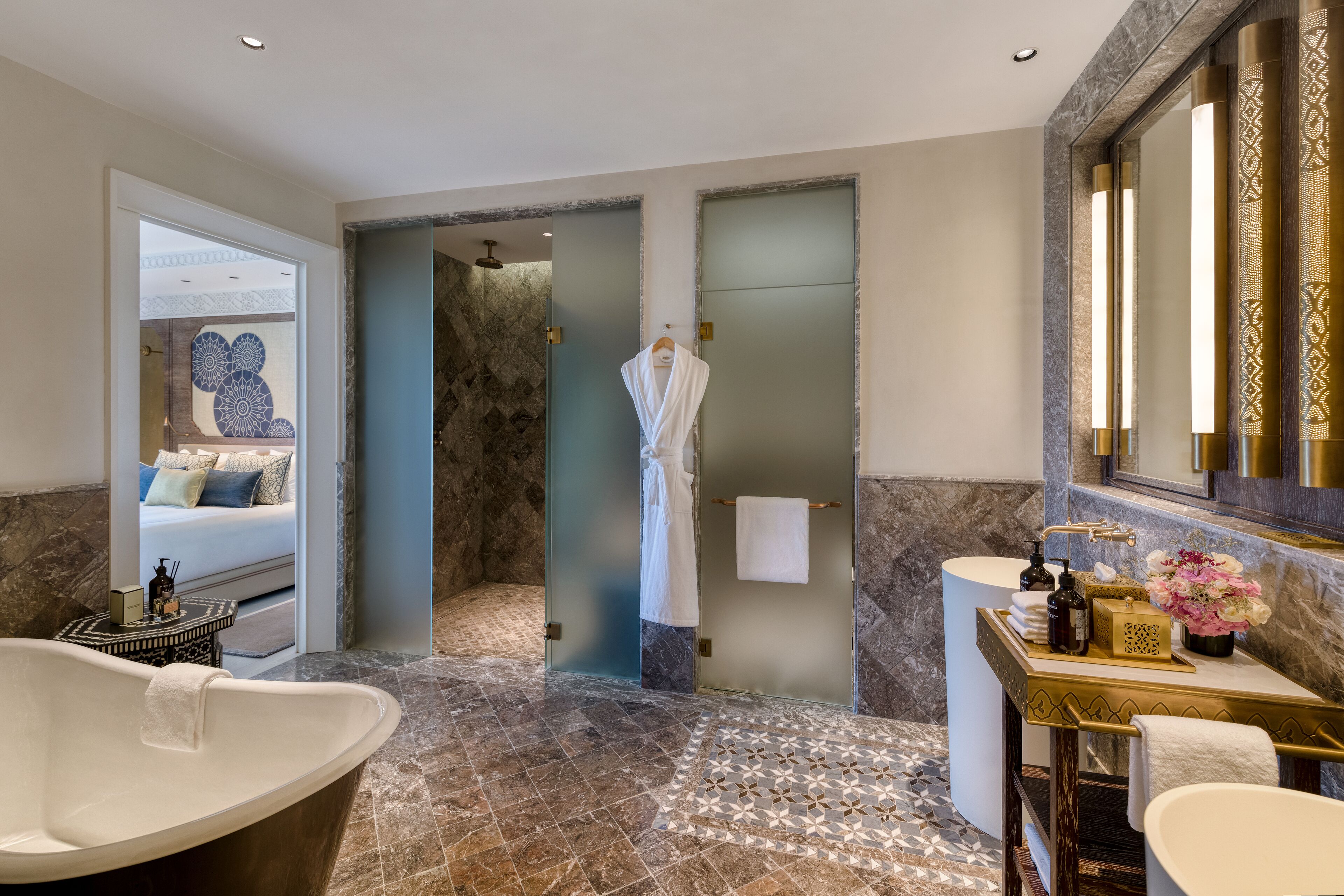 Un baño moderno con una bañera independiente, un tocador con espejo y una zona de ducha.