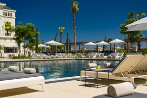 Piscine extérieure (ouverte en saison), parasols de plage