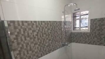 Rumah | Kamar mandi | Shower dan handuk