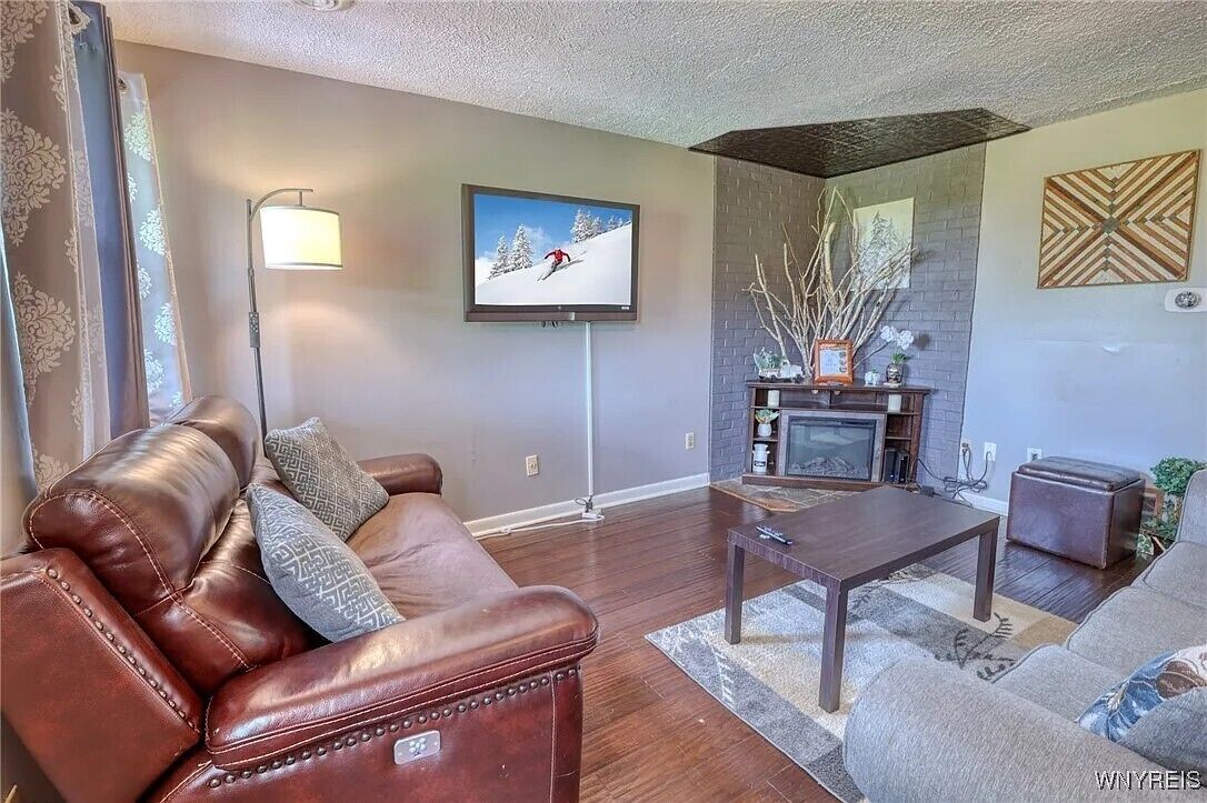 Smart TV, fireplace, books, stereo