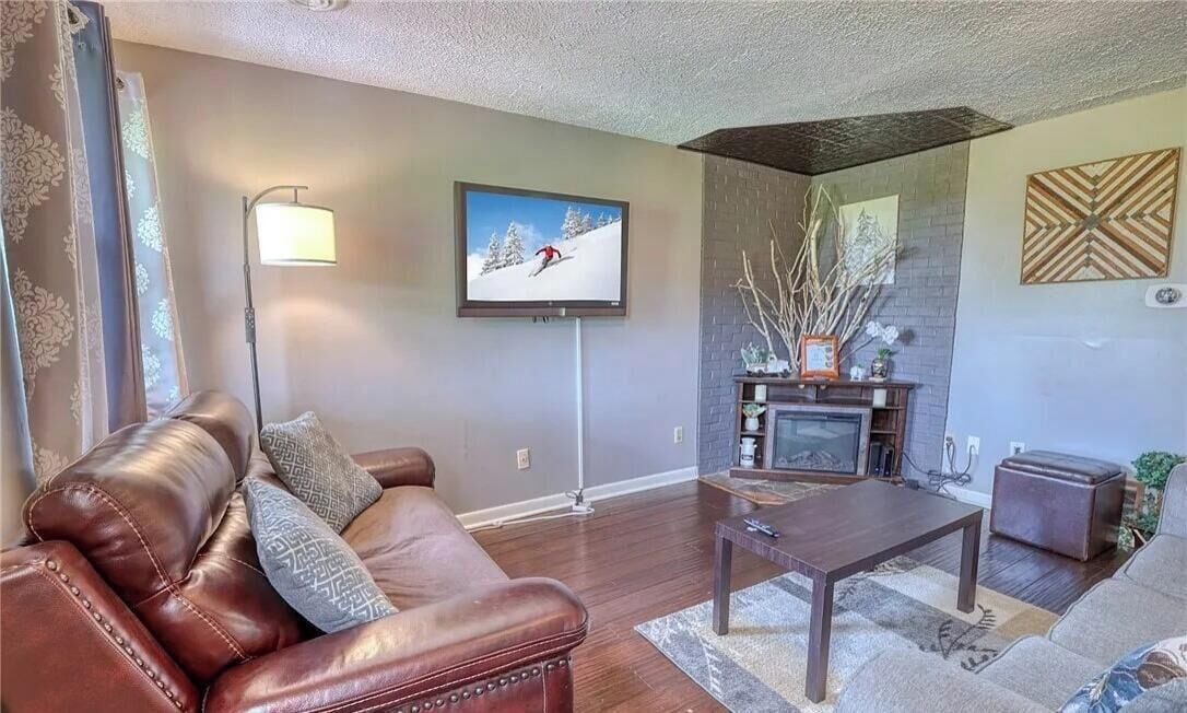 Smart TV, fireplace, books, stereo