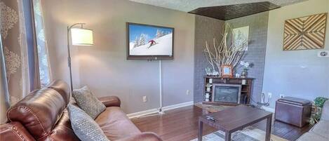 Smart TV, chimenea, libros, estéreo