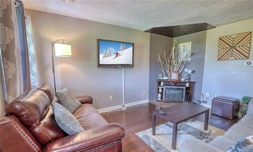 New! Ideal location! Walk to Town! Family Fun! Mountain/Park Views! Pet Friendly
