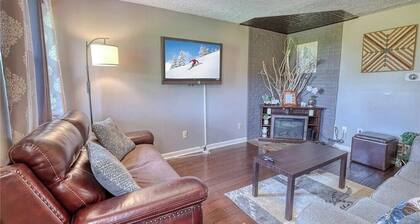 New! Ideal location! Walk to Town! Family Fun! Mountain/Park Views! Pet Friendly