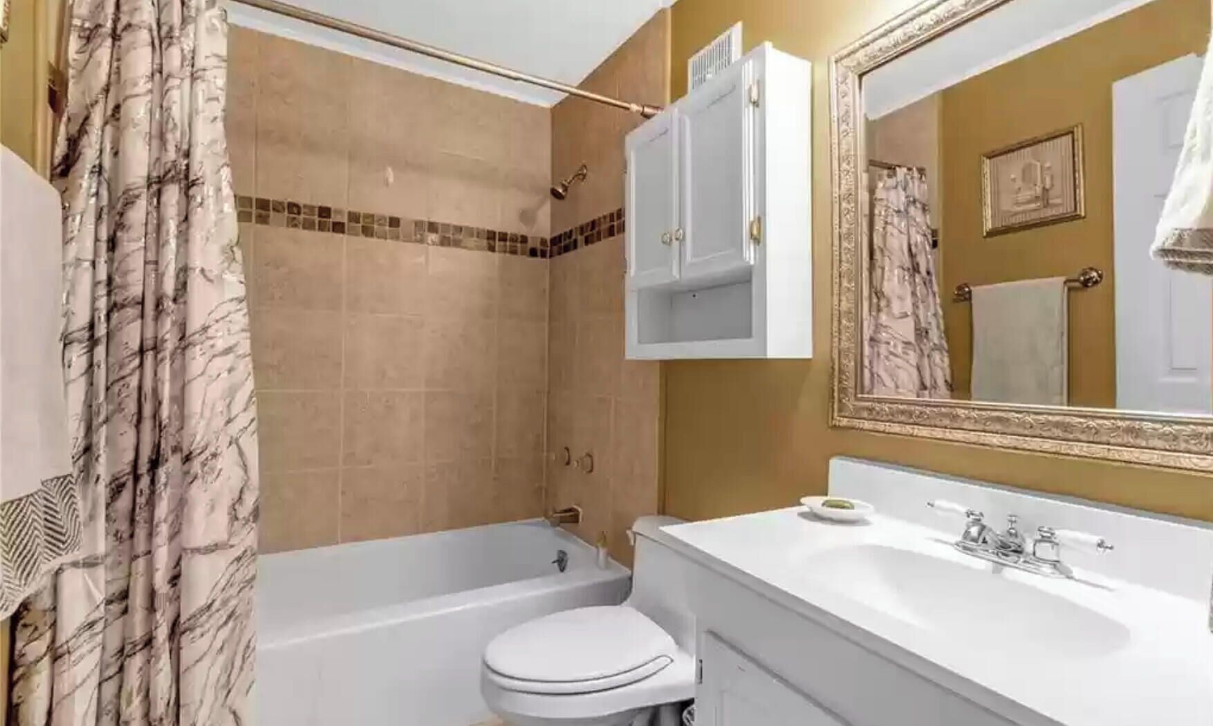 Ensemble douche/baignoire, sèche-cheveux, serviettes fournies, savon