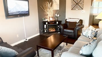 Smart TV, fireplace, books, stereo