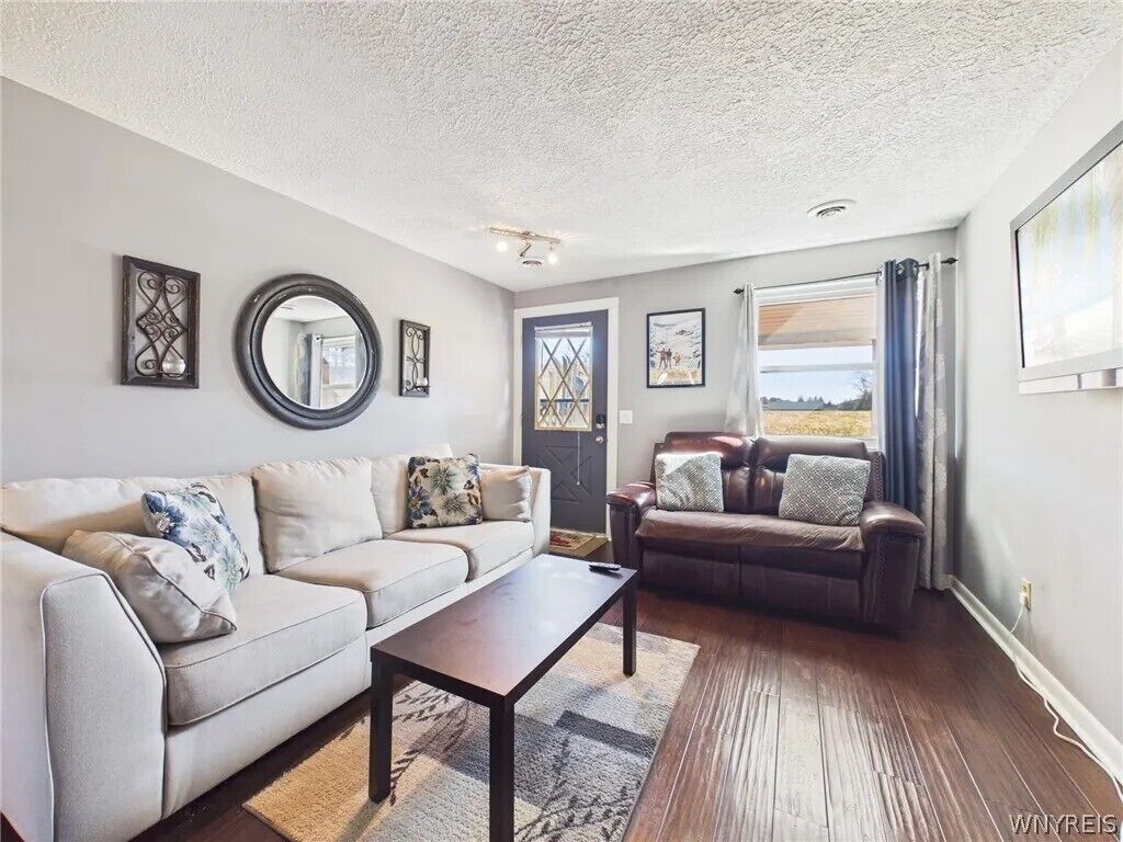 TV connectée, cheminée, livres, chaîne hi-fi