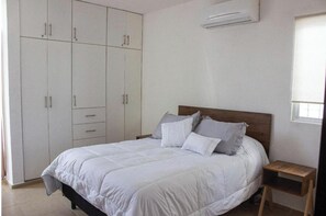 2 Schlafzimmer, Zimmersafe, Schreibtisch, Bügeleisen/Bügelbrett