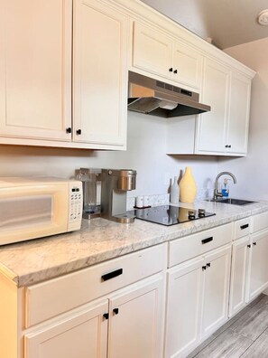 Frigorífico, microondas, placa de cocina y cafetera o tetera