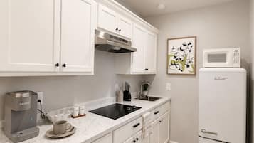 Réfrigérateur, micro-ondes, plaque de cuisson, cafetière/bouilloire