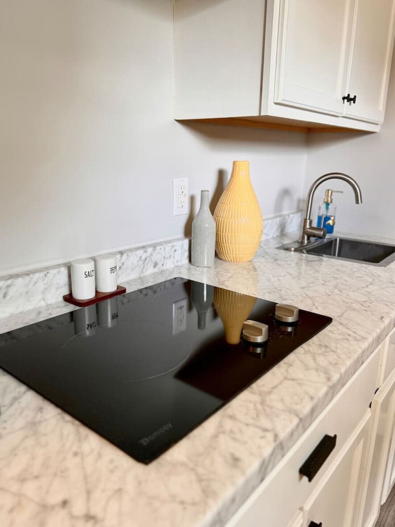 Een koelkast, een magnetron, een kookplaat