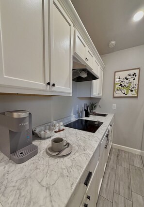 Køleskab, mikrobølgeovn, kogeplade, kaffe-/temaskine