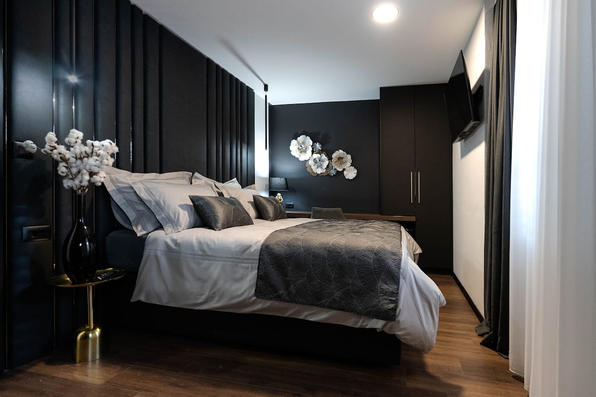 Luxe beddengoed, bedden met traagschuimmatras, een bureau