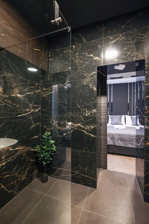 Premium kamer | Luxe beddengoed, bedden met traagschuimmatrassen, een bureau