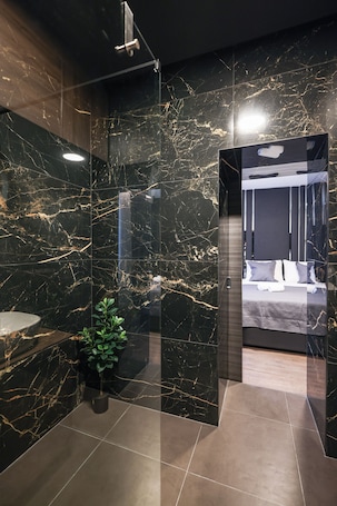 Ropa de cama de alta calidad, colchones con efecto memoria y escritorio