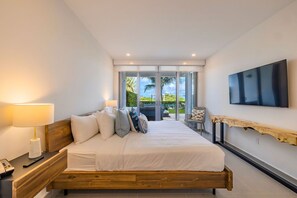 2 bedrooms, iron/ironing board, free WiFi, bed sheets - Oceanfront Retreat with Private patio and Hot tub! (Noord)