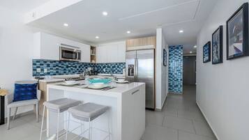 Fridge, microwave, stovetop, dishwasher
