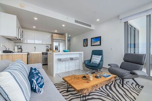 TV - Oceanfront Retreat with Private patio and Hot tub! (Noord)