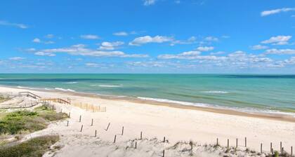 Beachfront home with expansive deck, screened porch, washer/dryer & central AC