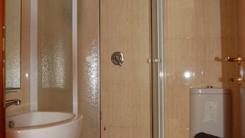 Apartment | Bathroom | Shower, hair dryer, towels
