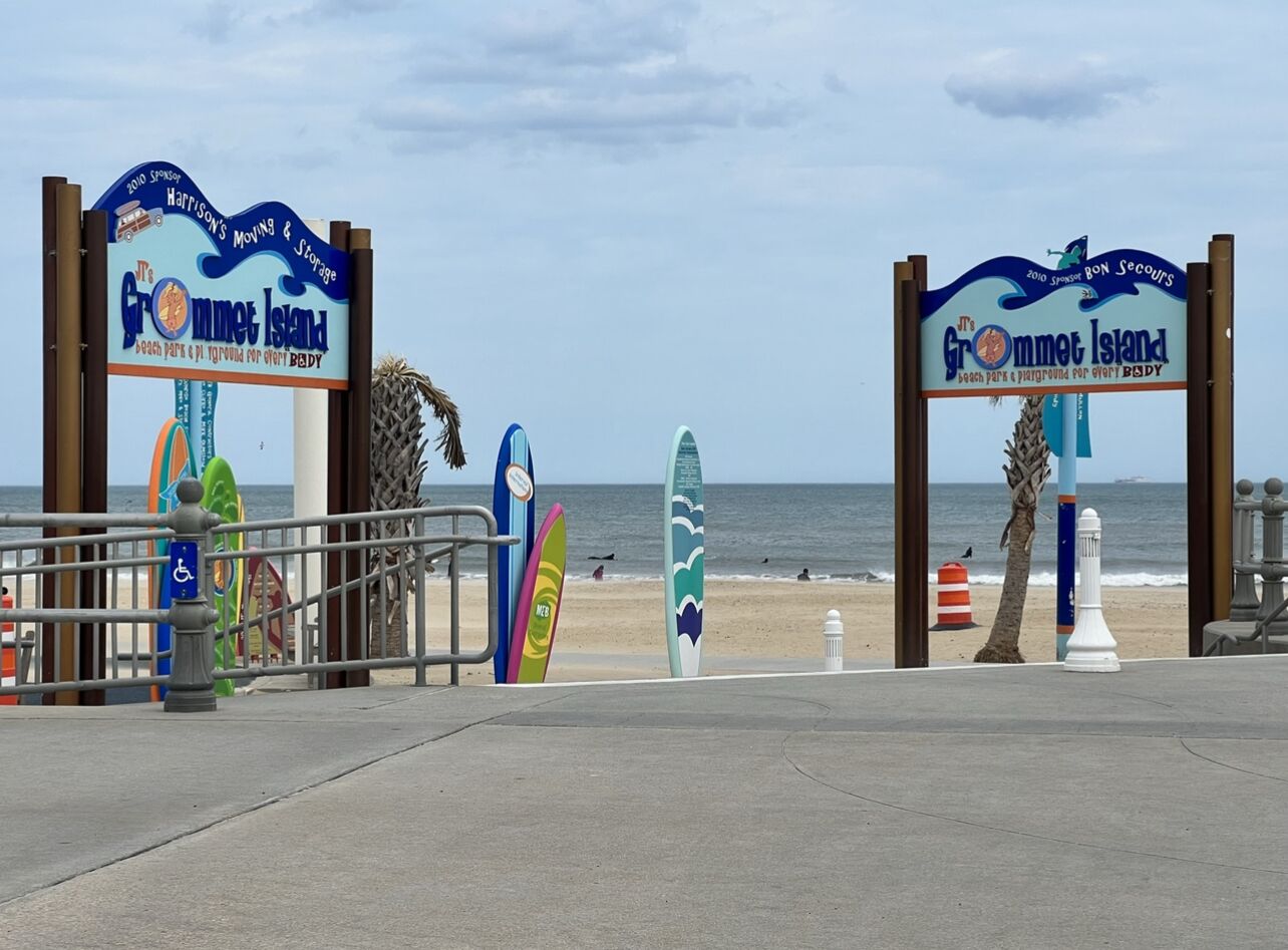 靠近海滩、沙滩椅、沙滩毛巾