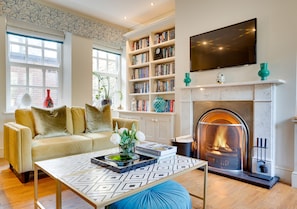 Smart TV, chimenea, libros