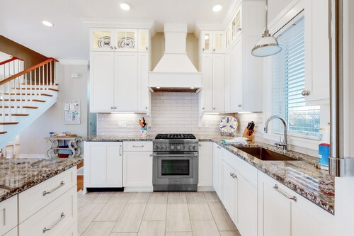 Beachfront home with a porch, washer/dryer, outdoor shower, & AC