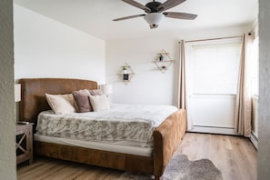 3 bedrooms, desk, iron/ironing board, travel cot