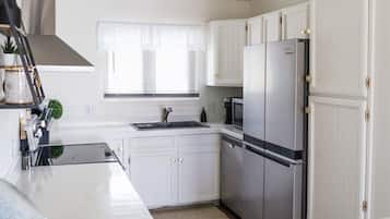 KylskÄp, mikrovÄgsugn, ugn och spishÀll