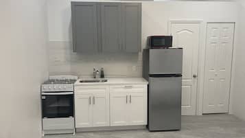 KĂŒhlschrank, Mikrowelle, Ofen, Herdplatte