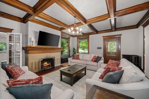 Historic Family Home with 8 BDRMS, 8 BATHS & 3 Kitchens!