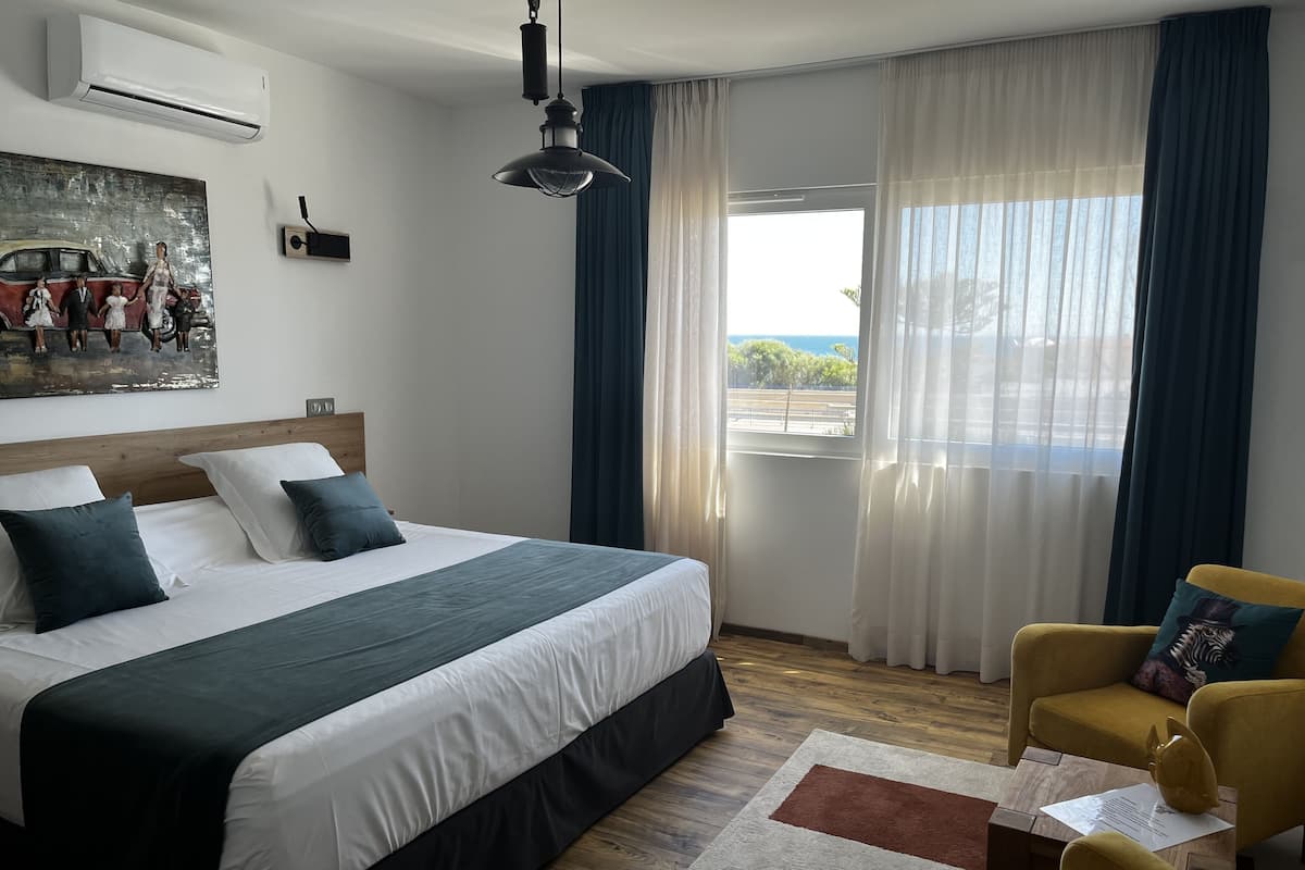Kahden hengen deluxe-huone | Tallelokero huoneessa, pimennysverhot
