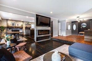 تلفزيون، مدفأة، مكتب، شاشة كمبيوتر