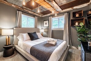 4 عدّة غرف نوم وملاءات للفراش لا تسبب الحساسية ومكتب ومكواة/لوح كي