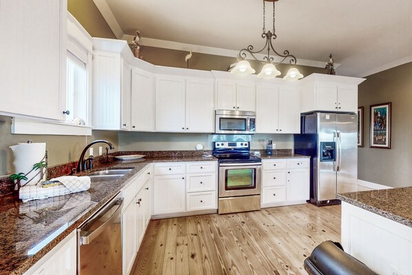 Fridge, microwave, oven, stovetop - Spacious dog-friendly home w/pool, hot tub, access to tennis, pickle ball, pools (St. George Island)